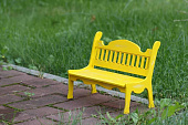 Скамейка для кукол Паола Рейна желтая, 32 см